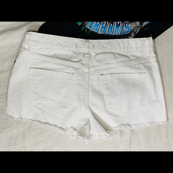 Free people off white shorts with buttons details. - Picture 2 of 2